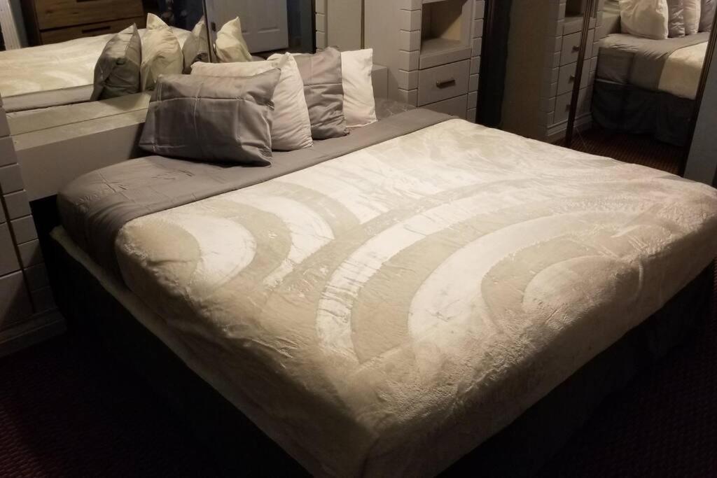 Hotel 5 Beds & 3 Baths Sleeps 11 Hotel Room Suite 102 Booking Stillwater Ngoại thất bức ảnh